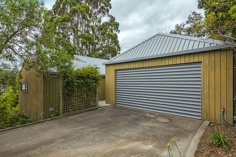 Photo of property in 28 Springdale Grove, Fitzherbert, Palmerston North, 4410