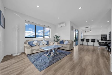 Photo of property in 13 James Elliot Way, Pokeno, 2402