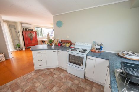 Photo of property in 2 Dudley Crescent, Cable Bay, 0420