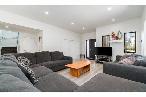 Photo of property in 2 Mile Place, Henderson, Auckland, 0612