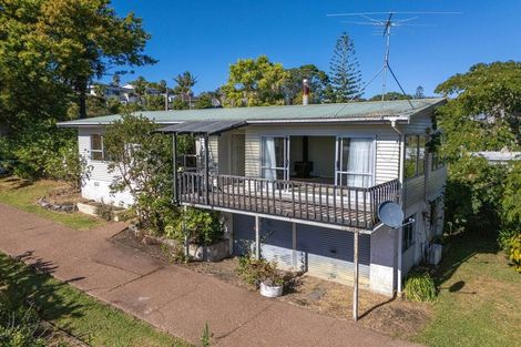 Photo of property in 16 Pohutukawa Avenue, Red Beach, 0932
