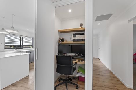 Photo of property in 8 Oakmont Crescent, Waiwhakaiho, New Plymouth, 4312