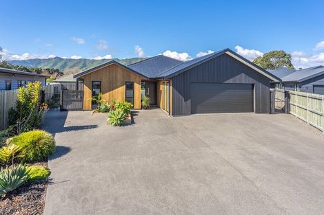 Photo of property in 17 Kaiwaru Place, Waikanae, 5036