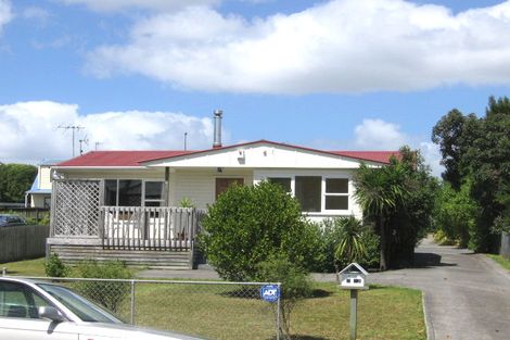 Photo of property in 2/22 Sunnyhaven Avenue, Beach Haven, Auckland, 0626