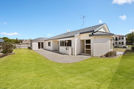 Photo of property in 2 Roderick Place, Rototuna, Hamilton, 3210