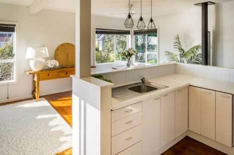 Photo of property in 15 Paekakariki Hill Road, Pauatahanui, Porirua, 5381