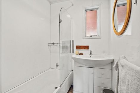 Photo of property in 35-35a Remarkables Crescent, Frankton, Queenstown, 9300