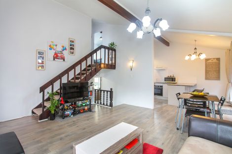 Photo of property in 1/6 Sovereign Place, Glenfield, Auckland, 0629