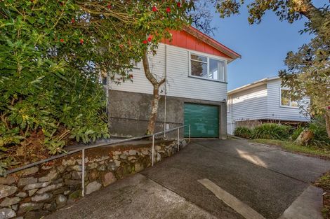 Photo of property in 32 Stewart Drive, Newlands, Wellington, 6037