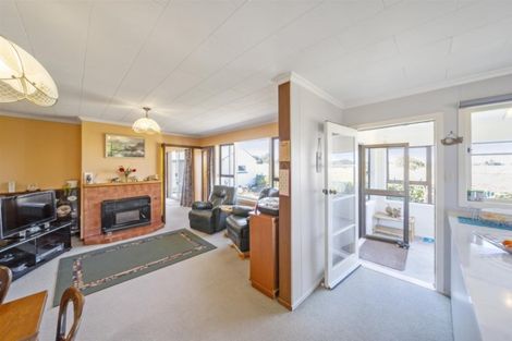 Photo of property in 1 Graves Street, Eltham, 4322