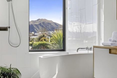 Photo of property in 15 Kereru Crescent, Wanaka, 9305