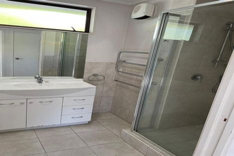 Photo of property in 1/865 Beach Road, Waiake, Auckland, 0630