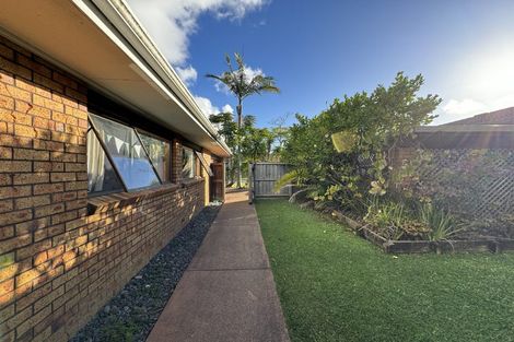 Photo of property in 21 Voltaire Court, Botany Downs, Auckland, 2010