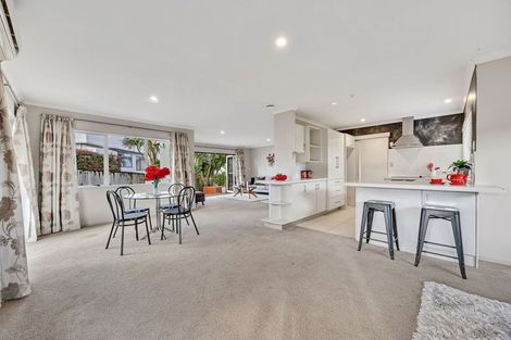 Photo of property in 13 Bridgehead Cove, West Harbour, Auckland, 0618