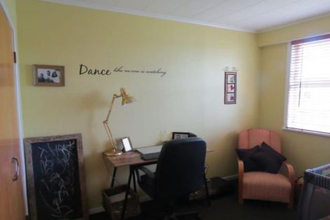 Photo of property in 5 Mayfair Place, Westown, New Plymouth, 4310