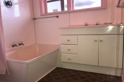 Photo of property in 37 St Leonards Road, Kelston, Auckland, 0602