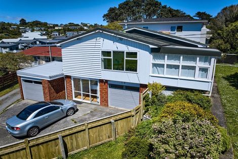 Photo of property in 18 Robert Street, Newlands, Wellington, 6037