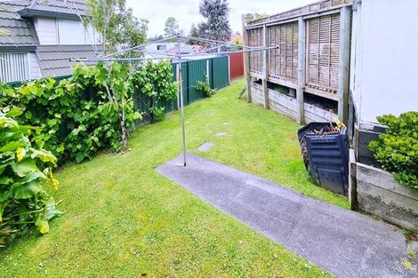 Photo of property in 9 Longbill Place, Glendene, Auckland, 0602