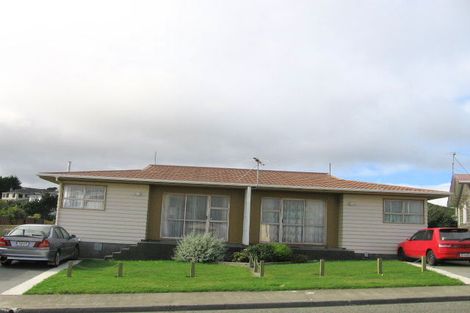 Photo of property in 4a Colchester Crescent, Newlands, Wellington, 6037