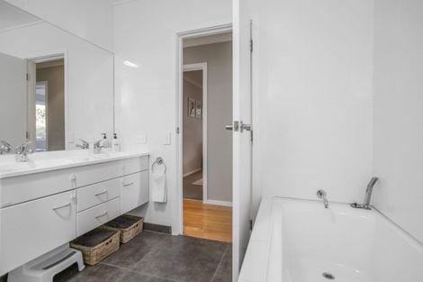 Photo of property in 8 Kiekie Road, Mangere Bridge, Auckland, 2022