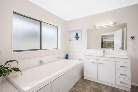 Photo of property in 6 Horopito Road, Waikanae, 5036