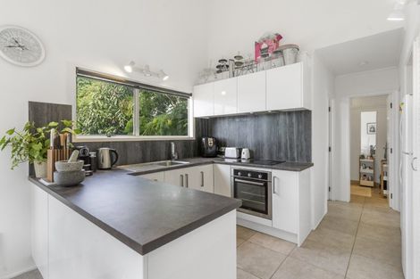 Photo of property in 2/32 Knightsbridge Drive, Forrest Hill, Auckland, 0620