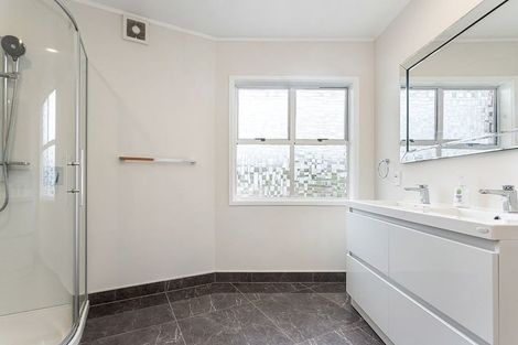 Photo of property in 15 Eyre Street, Henderson, Auckland, 0612