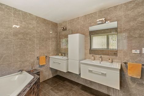 Photo of property in 14 Framalda Place, Conifer Grove, Takanini, 2112