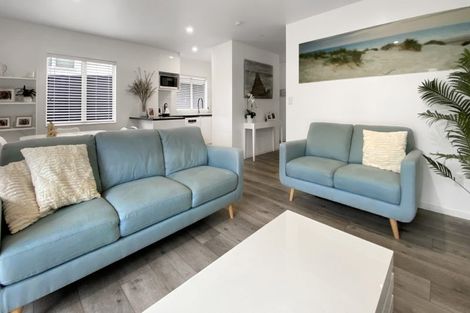 Photo of property in 2/49 Fields Parade, Oteha, Auckland, 0632