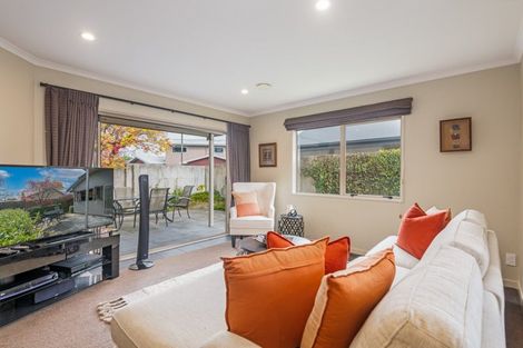 Photo of property in 12 Cloake Way, Palmerston North, 4414
