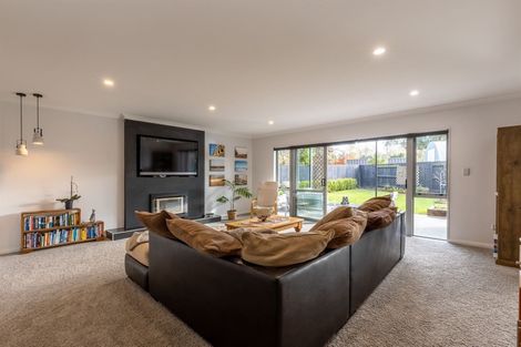 Photo of property in 6 D'urville Place, Kelvin Grove, Palmerston North, 4414