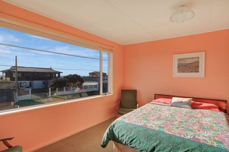 Photo of property in 19 Marine Parade South, Foxton Beach, Foxton, 4815