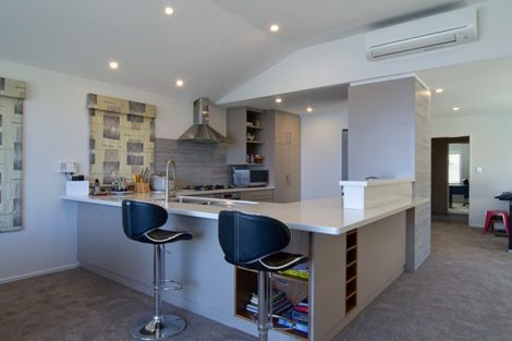 Photo of property in 28 Wynyard Crescent, Fernhill, Queenstown, 9300