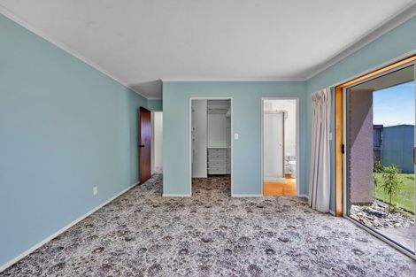 Photo of property in 4 Waiwera Place, Merrilands, New Plymouth, 4312