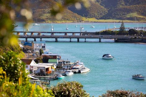 Photo of property in 61 Bayview Road, Paremata, Porirua, 5024