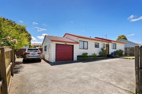 Photo of property in 2/11 Parramatta Place, Botany Downs, Auckland, 2010