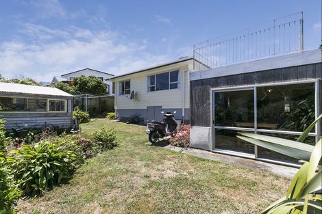 Photo of property in 9 Frobisher Street, Island Bay, Wellington, 6023
