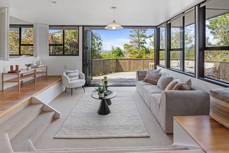 Photo of property in 33 Woodlands Crescent, Browns Bay, Auckland, 0630