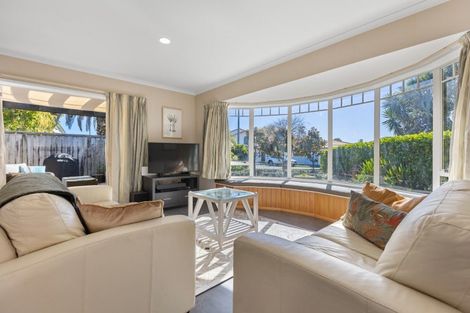 Photo of property in 9 Taylor Place, Merrilands, New Plymouth, 4312