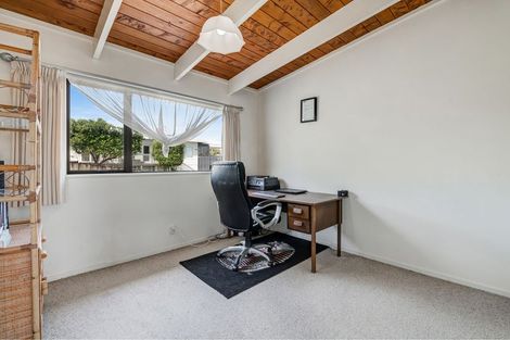 Photo of property in 25a Tindalls Bay Road, Tindalls Beach, Whangaparaoa, 0930