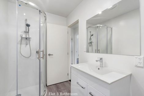 Photo of property in 3/4313 Great North Road, Glendene, Auckland, 0602