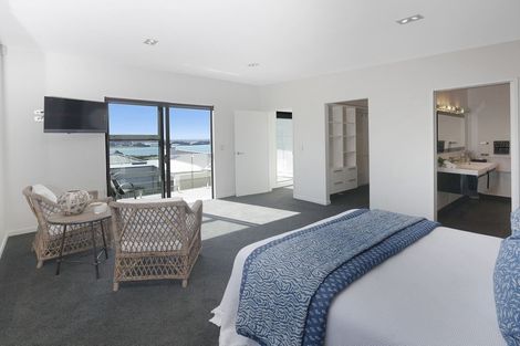 Photo of property in 8 Saint Remy Lane, Redcliffs, Christchurch, 8081