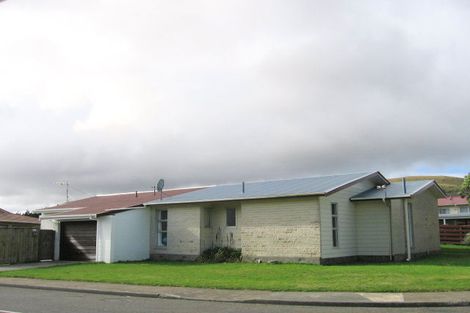 Photo of property in 2a Colchester Crescent, Newlands, Wellington, 6037