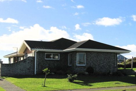 Photo of property in 3 Trig Hill Terrace, Waikanae Beach, Waikanae, 5036