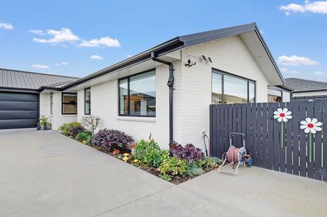Photo of property in 37 Daniel Place, Kelvin Grove, Palmerston North, 4414