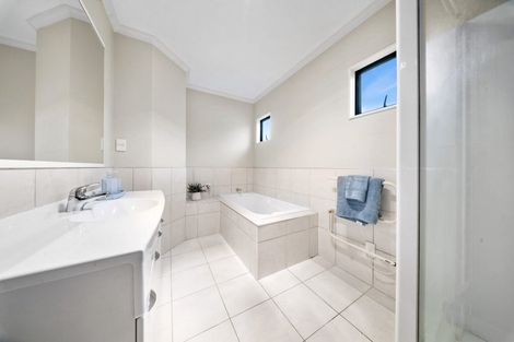 Photo of property in 15 Lilybank Crescent, East Tamaki, Auckland, 2013