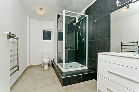 Photo of property in 2/33 Hyde Road, Rothesay Bay, Auckland, 0630