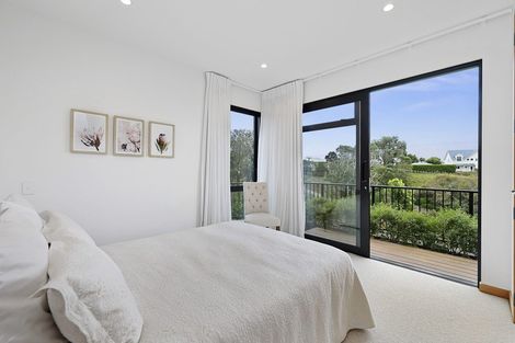 Photo of property in 17 Manurau Crescent, Merrilands, New Plymouth, 4312