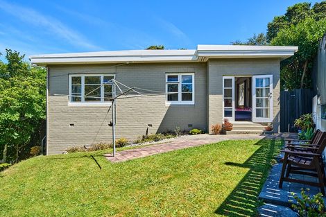 Photo of property in 1 Victory Crescent, Tawa, Wellington, 5028