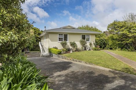 Photo of property in 28 Bartlett Grove, Tawa, Wellington, 5028